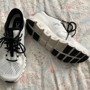 On Cloud running shoe. Size 8. White and black
